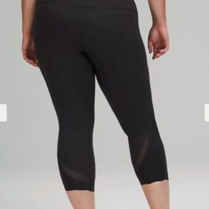 Wunder Under Scalloped Hem High-Rise Crop 23"